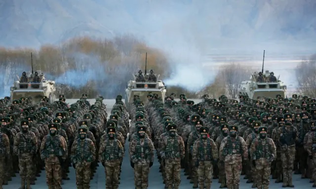 Des soldats de l'Armée populaire de libération (APL) chinoise lors d'un entraînement dans la région du Xinjiang, le 4 janvier 2021. (STR/AFP via Getty Images)
