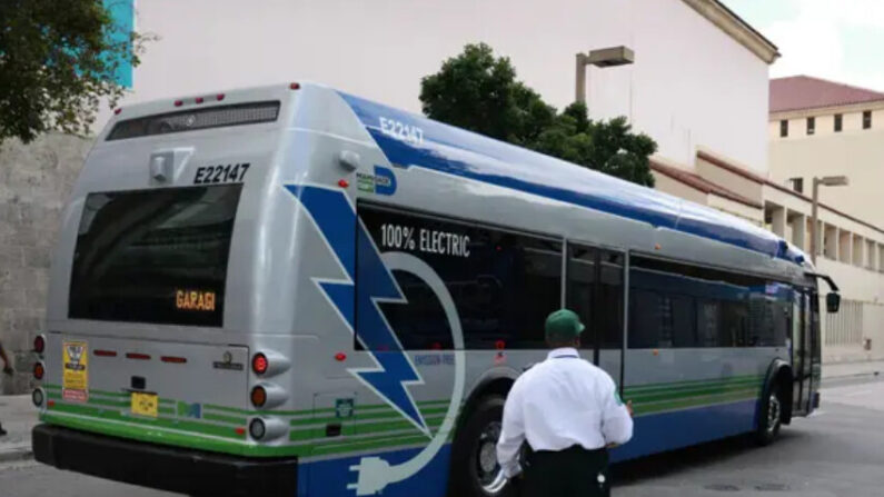 Un bus électrique à batterie fabriqué par Proterra roule dans une rue de Miami, Floride, le 2 février 2023. (Joe Raedle/Getty Images)