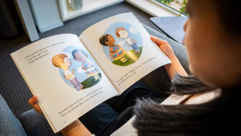 Transgénérisme s'affirmant dans  des livres pour enfants à Irvine, en Californie, le 30 août 2022. (John Fredricks/The Epoch Times)