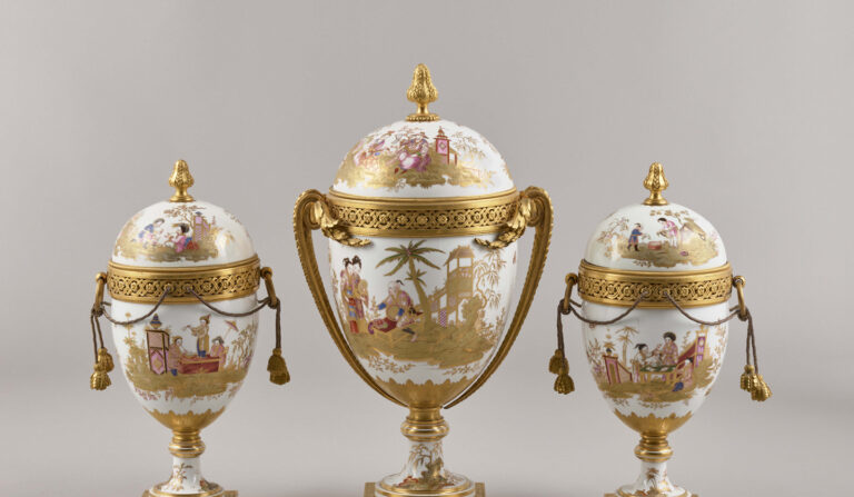 Trois vases à couvercle, 1775-1776, de la Manufacture de porcelaine de Sèvres. Porcelaine dure avec des montures en bronze doré. Musée national des châteaux de Versailles et de Trianon. (Avec l'aimable autorisation du J.P Getty Museum)