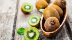 Le kiwi, un fruit puissant : découvrez comment ce super-aliment préserve la jeunesse des vaisseaux sanguins, prévient le cancer et soulage la constipation