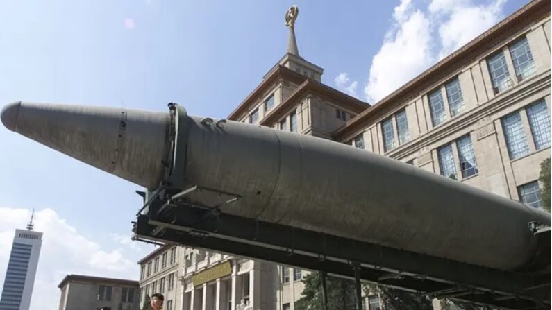 Un missile est exposé dans la cour du musée militaire de Pékin, le 5 septembre 2001. (Frederic J. Brown/AFP via Getty Images)