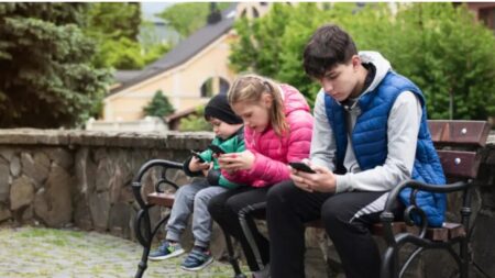 L’utilisation excessive des réseaux sociaux est la première préoccupation des parents à l’heure où les enfants retournent à l’école, selon un nouveau sondage