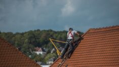 Dordogne: un ouvrier fait une chute de sept mètres depuis la toiture d’un bâtiment