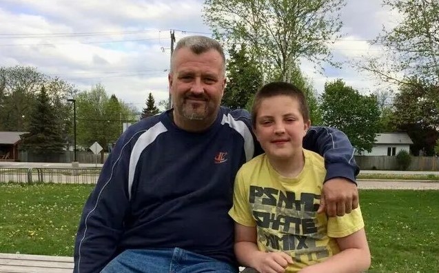

Dan Hartman et son fils Sean, décédé à l'âge de 17 ans le 27 septembre 2021. Sean a été vacciné contre le COVID-19 le 25 août 2021, parce qu'il voulait continuer à jouer au hockey. (Avec l'aimable autorisation de Dan Hartman)