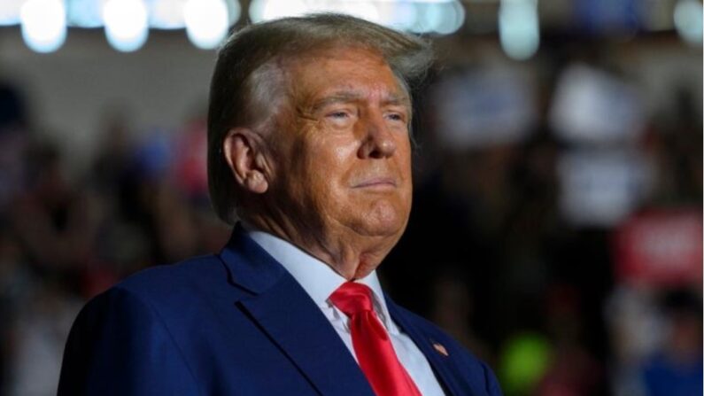 L'ancien président Donald Trump entre dans l'Erie Insurance Arena pour un rassemblement politique alors qu'il fait campagne pour l'investiture du GOP pour l'élection de 2024, à Erie, en Pennsylvanie, le 29 juillet 2023. (Jeff Swensen/Getty Images)