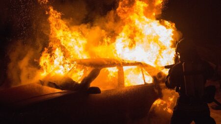 Gironde: sa voiture prend feu sur l’A62, il se gare mais les flammes se propagent vers une forêt de pins