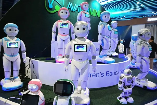 Les robots intelligents iPal pour l'éducation des enfants sont présentés sur le stand d'AvatarMind au salon de l'électronique grand public CES 2019, au Convention Center de Las Vegas (Nevada), le 8 janvier 2019. (Robyn Beck/AFP via Getty Images)
