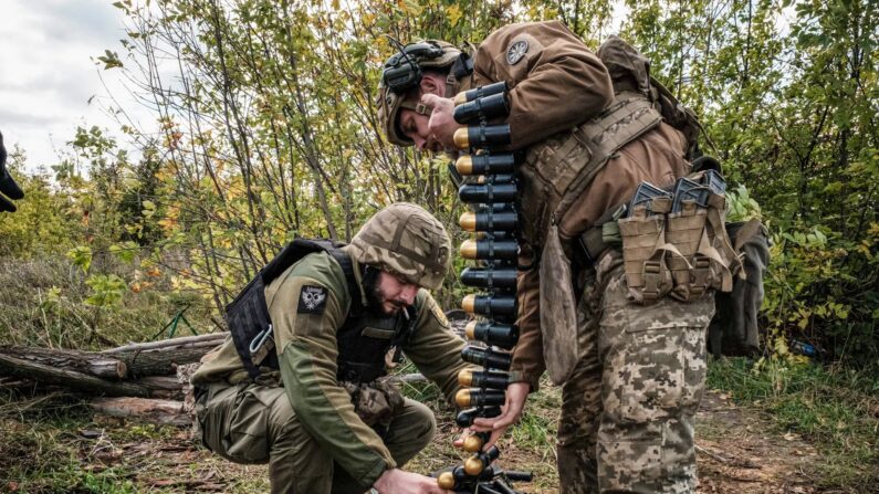 Des soldats ukrainiens préparent un lance-grenades automatique MK-19 de fabrication américaine vers une ligne de front près de Toretsk, en Ukraine le 12 octobre 2022. (Yasuyoshi Chiba/AFP via Getty Images)