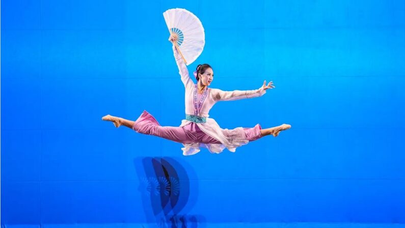 Bella Fan interprète "Moonlight Mist" (Brume au clair de lune) lors de la demi-finale du Concours international de danse classique chinoise NTD à Purchase, dans l'État de New York, le 9 septembre 2023. (Larry Dye)