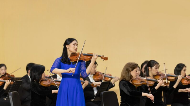 La violoniste Debbie Jin avec l'orchestre symphonique de Shen Yun. (Avec l'aimable autorisation de Shen Yun Performing Arts)