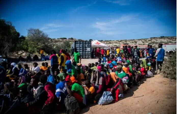 Des immigrés illégaux se rassemblent devant le centre "Hotspot" sur l'île italienne de Lampedusa, le 14 septembre 2023. (Alessandro Serrano/AFP via Getty Images)