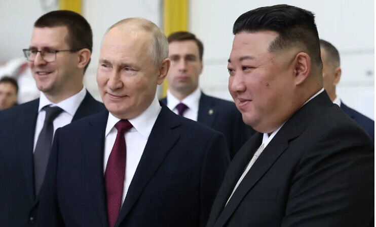Sur cette photo distribuée par l'agence Sputnik, le président russe Vladimir Poutine (à g.) et le dirigeant nord-coréen Kim Jong-un (à dr.) visitent le cosmodrome de Vostochny, dans la région russe d'Amour, le 13 septembre 2023. (VLADIMIR SMIRNOV/POOL/AFP via Getty Images)