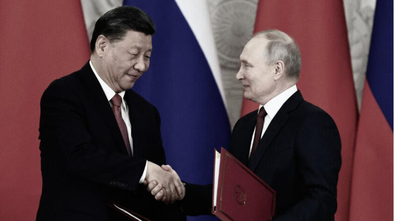 Le président russe Vladimir Poutine et le dirigeant chinois Xi Jinping se serrent la main lors de la cérémonie de signature des documents à l'issue de leur entretien au Kremlin, à Moscou, le 21 mars 2023. (Mikhail Tereshchenko/Sputnik/AFP via Getty Images)