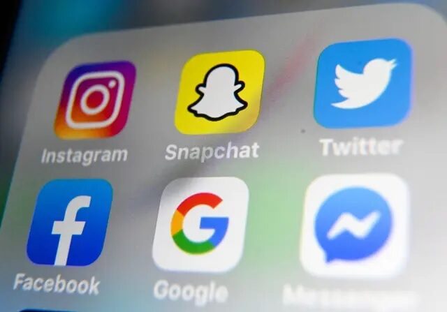 Les logos des applications mobiles Instagram, Snapchat, Twitter, Facebook, Google et Messenger affichés sur une tablette, le 1er octobre 2019. (AFP via Getty Images/Denis Charlet)