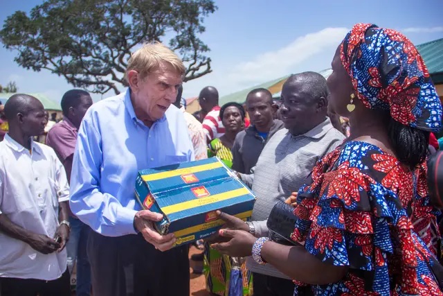 William Murray présente un carton de spaghettis à une veuve de Mangu, au Nigeria, le 1er septembre 2023. (Masara Kim)