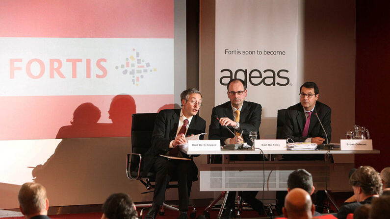 Bruno Colmant, alors CEO adjoint de Fortis, Kurt De Schepper, Chief Risk Officer de Fortis (à gauche), Bart De Smet, Chief Executive Officer (CEO) de Fortis Holding (au centre) à l'occasion d'une conférence de presse le 10 mars 2010 à Bruxelles. (Photo YORICK JANSENS/AFP via Getty Images)