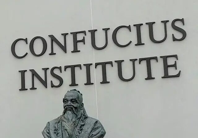 Le buste de Confucius parait devant le bâtiment de l'Institut Confucius sur le campus de l'université de Troy, à Troy, en Alabama, le 16 mars 2018. (Kreeder13 via Wikimedia Commons, CC BY-SA 4.0)