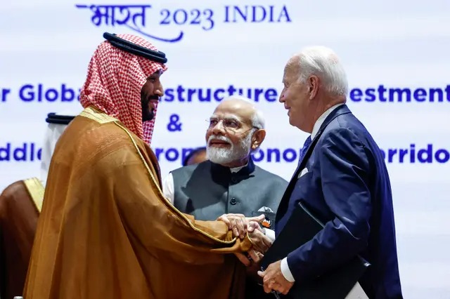 Le prince héritier d'Arabie saoudite (À gauche), le Premier ministre indien Narendra Modi (Au centre) et le président américain Joe Biden assistent à une réunion dans le cadre du sommet des dirigeants du G20 au Bharat Mandapam à New Delhi, le 9 septembre 2023. (Evelyn Hockstein /POOL/AFP via Getty Images)