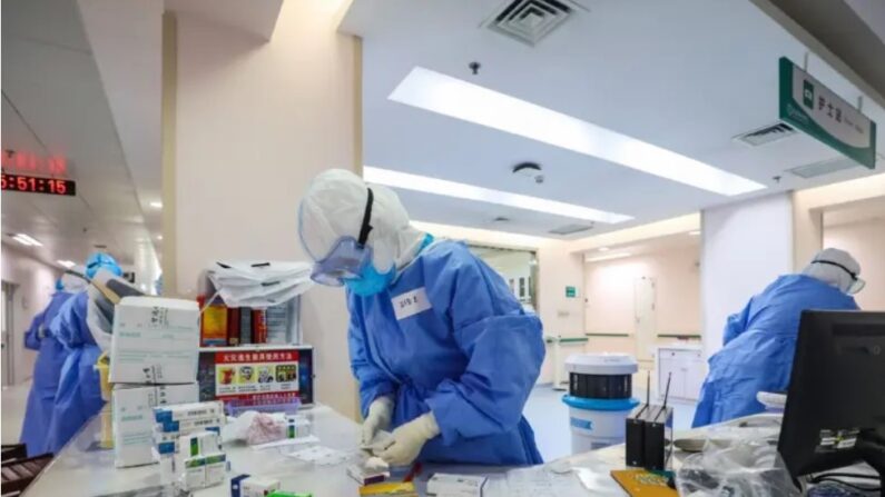 Le personnel médical prépare des médicaments pour les femmes enceintes infectées par le Covid-19, dans un service d'isolement gynécologique et obstétrique de l'hôpital Wuhan Union à Wuhan, dans la province chinoise du Hubei (centre), le 7 mars 2020. (STR/AFP via Getty Images)