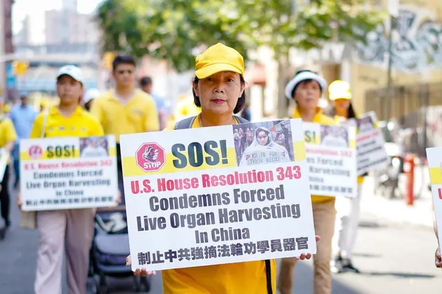 Des pratiquants de Falun Gong participent à un défilé pour commémorer le 24e anniversaire de la persécution de cette discipline spirituelle en Chine, dans le quartier chinois de New York, le 15 juillet 2023. (Samira Bouaou/Epoch Times)