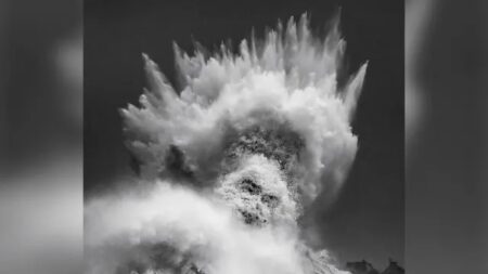 Un photographe immortalise des vagues spectaculaires, en pleine tempête, dont l’une ressemble à Poséidon arborant sa couronne