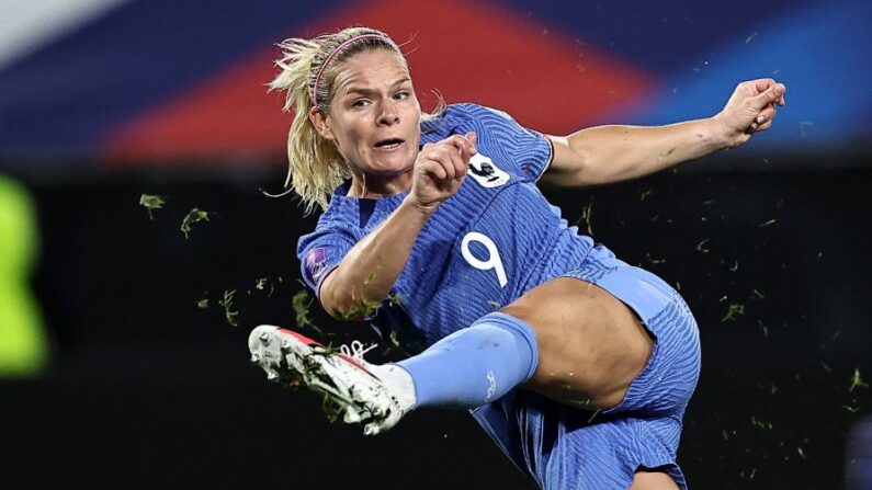 Eugénie Le Sommer semble plus éclatante que jamais cette saison dans l'attaque des Bleues comme de l'Olympique lyonnais, dardant déjà ses rayons sur les JO-2024. (Photo : FRANCK FIFE/AFP via Getty Images)