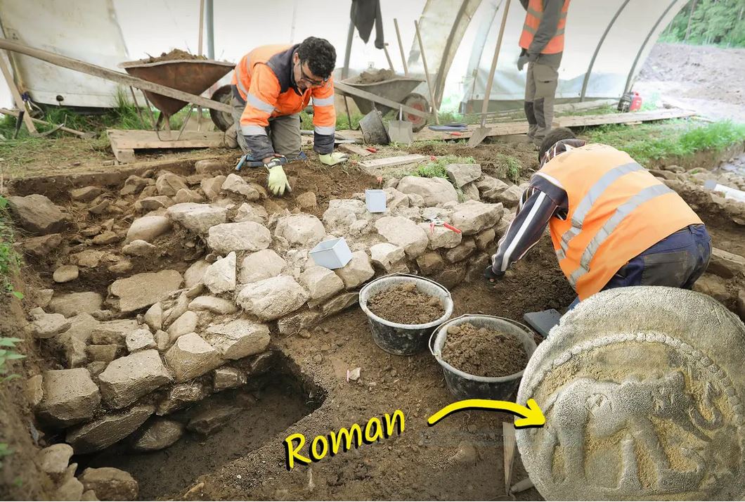 Des vestiges d'un bâtiment romain en pierre datant de 2000 ans découverts près des Alpes en Suisse