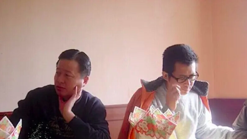 Gao Zhisheng et Guo Feixiong (Parti républicain), avocats chinois spécialisés dans la défense des droits de l'homme, photographiés dans un restaurant en janvier 2006. (Epoch Times)