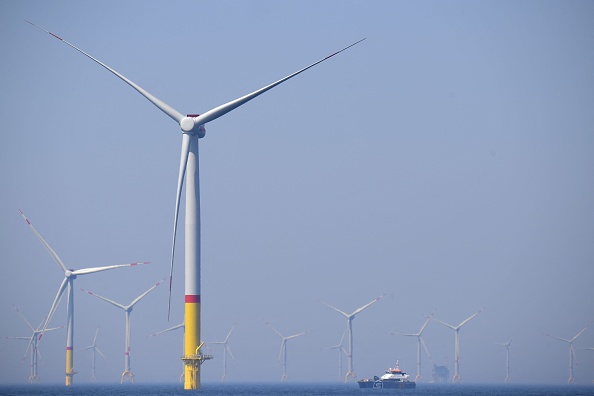 Des éoliennes en mer. (TOBIAS SCHWARZ/AFP via Getty Images)