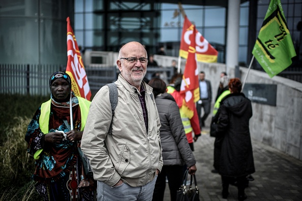 Claude Lévy, syndicaliste de la CGT, le 17 octobre 2019 devant le siège d'Accor à Paris. (Photo STÉPHANE DE SAKUTIN/AFP via Getty Images)
