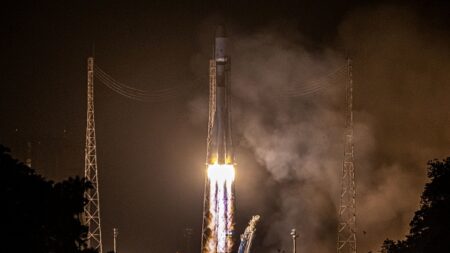 Une fusée Soyouz avec deux Russes et une Américaine à son bord arrive sur l’ISS