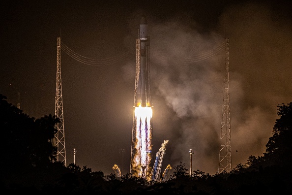 Une fusée Soyouz décolle du pas de tir européen de Kourou, en Guyane française, le 18 décembre 2019. (Photo JODY AMIET/AFP via Getty Images)