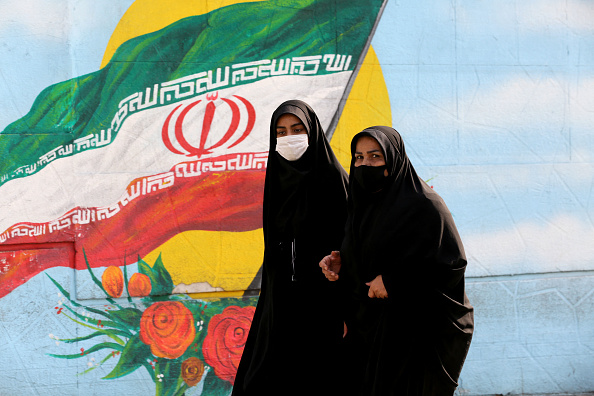 En Iran des femmes s'enhardissent à sortir sans leur voile, le gouvernement durcit les sanctions