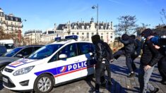 Voiture de police attaquée samedi à Paris: trois gardes à vue