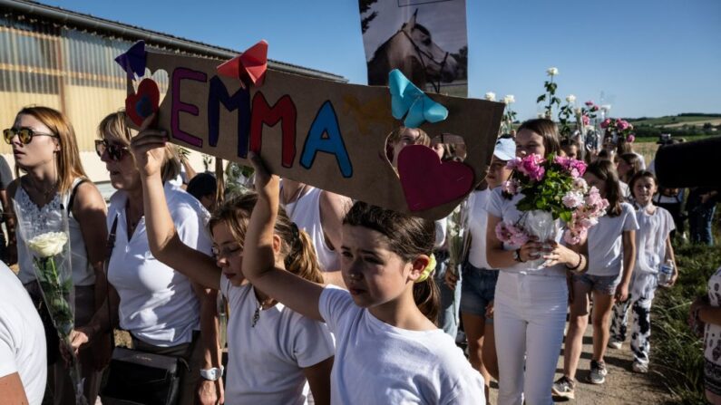 Une marche en hommage à Emma, une adolescente de 14 ans poignardée à mort le 6 juin 2022 par son petit ami, à Clessé (Saône-et-Loire), le 13 juin 2022. (Photo JEAN-PHILIPPE KSIAZEK/AFP via Getty Images)