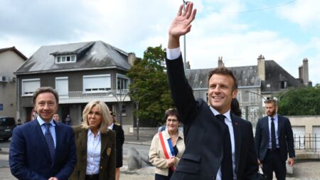 Les habitants de Semur-en-Auxois contraints de rester chez eux le midi lors d’un déplacement d’Emmanuel Macron