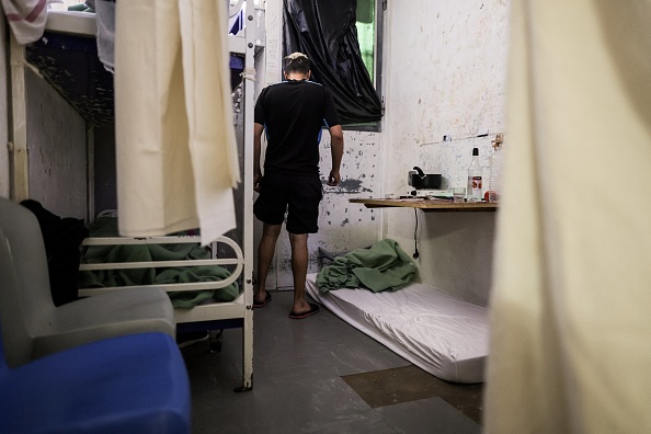 Un détenu se tient dans sa cellule pour deux personnes près d'un matelas pour un troisième détenu à la prison de Gradignan, près de Bordeaux, le 3 octobre 2022.  (THIBAUD MORITZ/AFP via Getty Images)