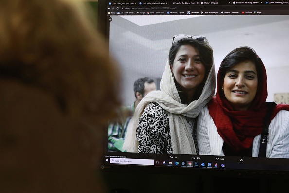 Une photo des journalistes iraniennes Niloufar Hamedi et Elahe Mohammadi postée sur Twitter, à Nicosie le 2 novembre 2022. (Photo CHRISTINA ASSI/AFP via Getty Images)