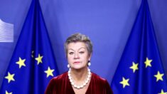 La commissaire européenne aux Affaires intérieures tricote pendant un discours d’Ursula von der Leyen