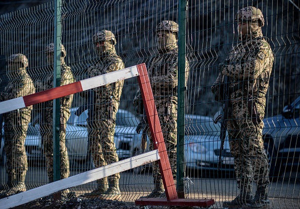 Des militaires azerbaïdjanais montent la garde à un poste de contrôle au corridor de Latchine. (Photo TOFIK BABAYEV/AFP via Getty Images)