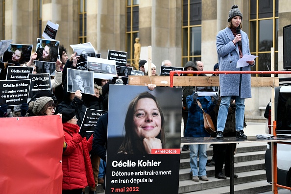 Noemie Kohler, sœur de Cécile Kohler, détenue en Iran, prend la parole lors d'une manifestation de soutien aux ressortissants français détenus par le gouvernement iranien, à Paris, le 28 janvier 2023. (Photo STÉPHANE DE SAKUTIN/AFP via Getty Images)