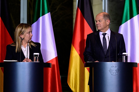 Le chancelier allemand Olaf Scholz (à dr.) et la Première ministre italienne Giorgia Meloni à Berlin, le 3 février 2023. (Photo JOHN MACDOUGALL/AFP via Getty Images)