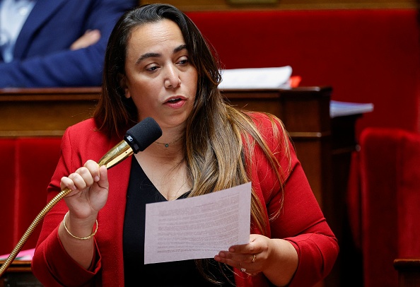 La députée d'Europe Écologie - Les Verts (EELV) Sabrina Sebaihi a déclaré : « Peut-être que cela dérange que l'on vienne toucher à un système mis en place depuis des années. » (Photo GEOFFROY VAN DER HASSELT/AFP via Getty Images)