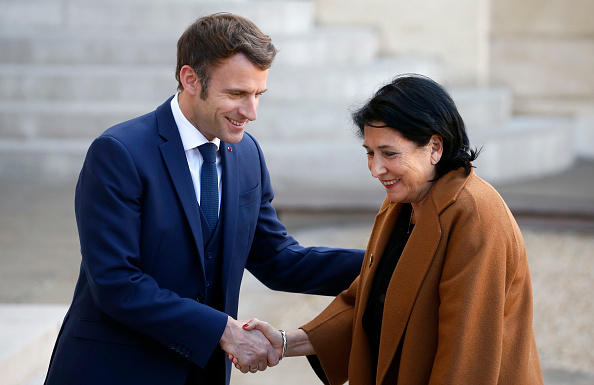 Le Président Emmanuel Macron accueille la Présidente de la Géorgie, Salomé Zourabichvili, le 28 février 2022 à Paris. (Photo Thierry Chesnot/Getty Images)