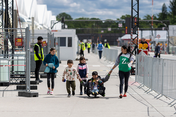Des réfugiés d'Ukraine à l'extérieur du refuge temporaire et du centre d'accueil de l'ancien aéroport Tegel le 19 mai 2023 à Berlin, Allemagne. (Photo Maja Hitij/Getty Images)