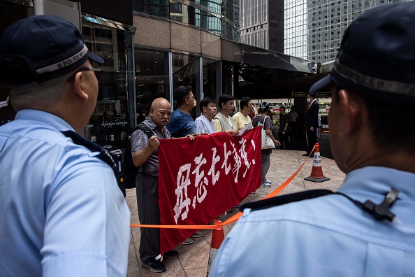 Des manifestants tiennent une banderole sur laquelle on peut lire "N'oubliez jamais l'incident du 7 juillet" près du consulat japonais à Hong Kong, le 7 juillet 2023. (Photo ISAAC LAWRENCE/AFP via Getty Images)