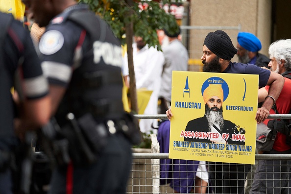 Des sikhs manifestent pour l'indépendance du Khalistan devant le consulat indien à Toronto, Canada, le 8 juillet 2023. (Photo GEOFF ROBINS/AFP via Getty Images)