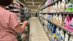 Les Français «se douchent moins» et «nettoient moins la maison»: baisse des achats de produits d’hygiène et de nettoyage à cause de l’inflation