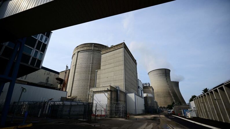 Cette photographie prise le 24 juillet 2023 montre des tours de refroidissement et un réacteur à la centrale nucléaire du Bugey, dans la commune de Saint-Vulbas, dans l'Ain. Deux réacteurs EPR-2 (European Pressurized Reactor) seront construits sur le site nucléaire du Bugey, dans le cadre de la recherche par le gouvernement d'une électricité à faible émission de carbone. (Crédit photo EMMANUEL DUNAND/AFP via Getty Images)